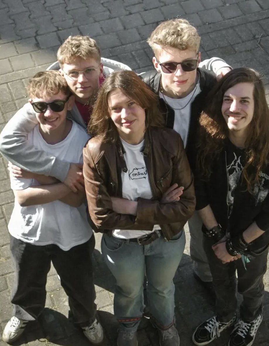 Die Band Kontrast aus Soest steht draußen zusammen für ein Gruppenfoto.