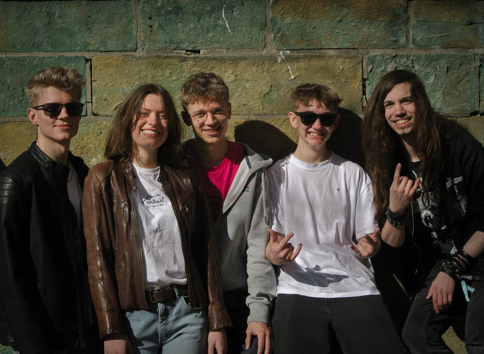 Kontrast Soest Bandfoto vor einer Steinwand