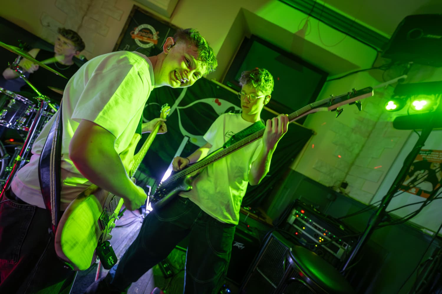 Kontrast Soest live mit Gitarren und grünen Bühnenlichtern